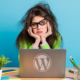 Une femme désemparée devant son ordinateur et en difficulté avec Wordpress.